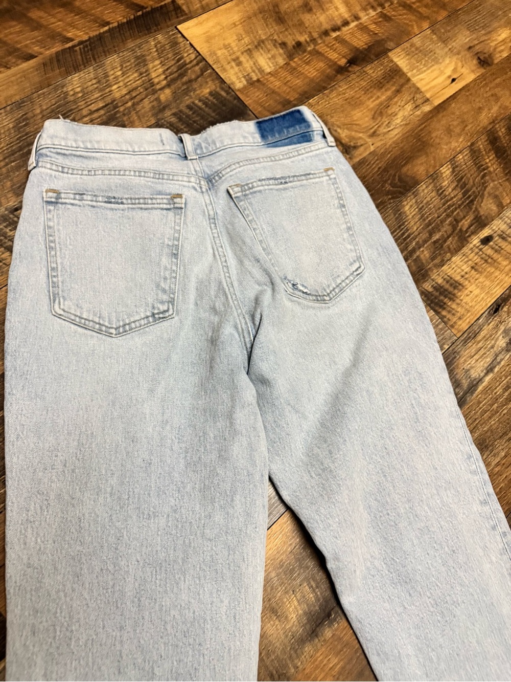A & F The 90s Straight
Low Rise Light Wash Straight Leg Jeans - Picture 6 of 7